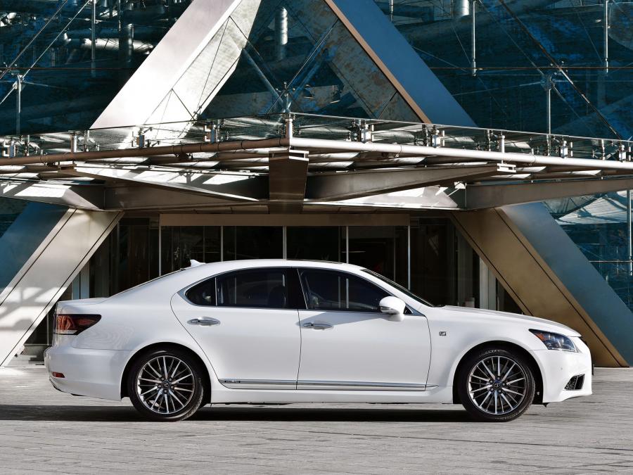  Lexus LS600h F-Sport 2012 года  (EU) (фото 8 из 16)